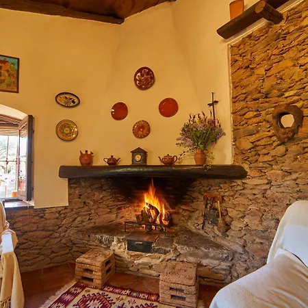 Holiday home Navalgatos De El Tragaluz