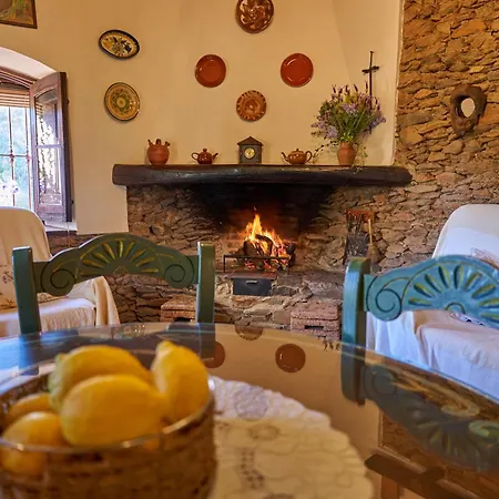 Holiday home Navalgatos De El Tragaluz